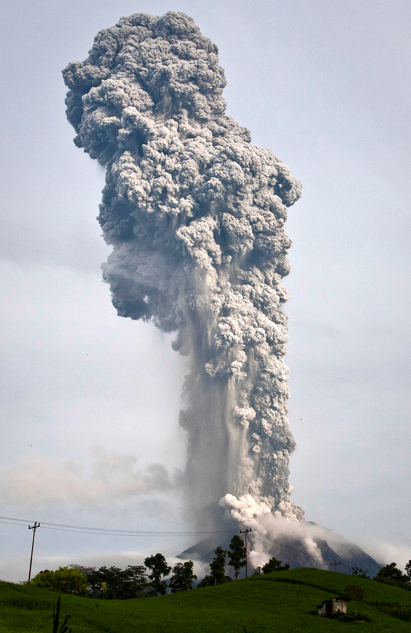 Illustration for article titled This 4-mile-high volcano explosion in Sumatra is absolutely insane